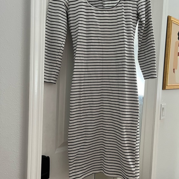 Forever 21 Black and White Sheath Dress with Raglan Sleeves - Picture 1 of 2